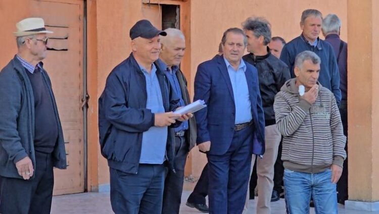 Banorët protestojnë në Fier para Kadastrës: 20 vjet pa certifikata pronësie