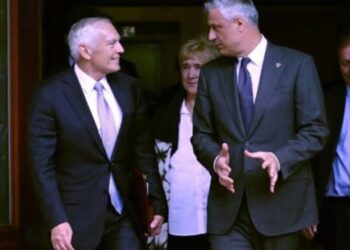 Gjenerali Wesley Clark, dëshmitar në gjyqin në Hagë: Thaçi person politik pa përvojë ushtarake