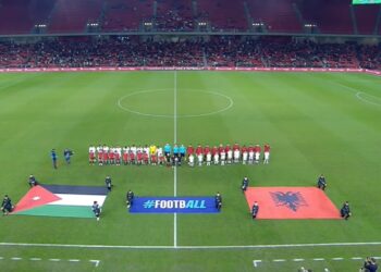 Daku goditet në kokë, ndërpritet disa minuta ndeshja Shqipëri-Jordani