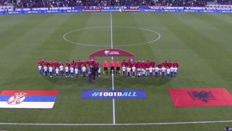 Serbët fishkëllejnë himnin e Shqipërisë