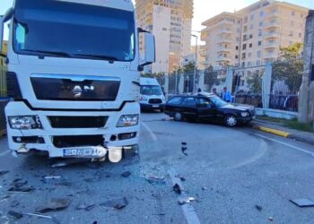 Aksident në portin e Durrësit, “Benz-i” përplaset me kamionin, plagoset çifti