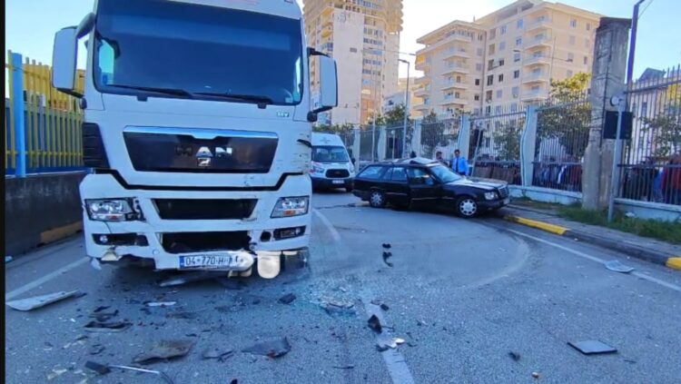 Aksident në portin e Durrësit, “Benz-i” përplaset me kamionin, plagoset çifti