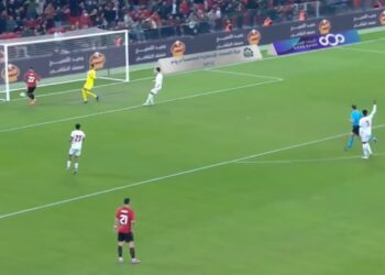 Broja shënon dhe kalon në avantazh kuqezinjtë (Video)