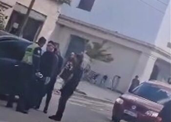 ‘Ore hiqe uniformën dhe hajde dalim!’ Përplasje në Berat mes shoferit dhe policit rrugor (VIDEO)