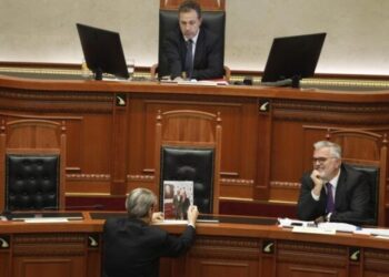 Berisha vendos te karrigia e Ramës foton me Charles McGonigal