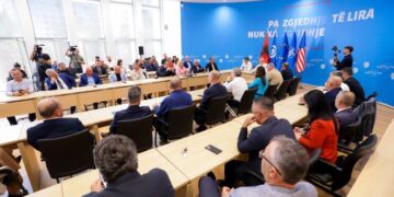 PD thërret mbledhje urgjente nesër me deputetët pas refuzimit të komisioneve hetimore