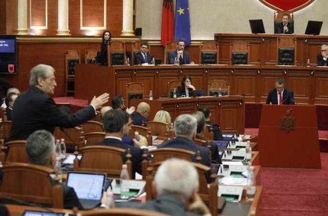 “Pse të paraqitem në SPAK…” Berisha përplaset me Dumanin në Kuvend: Lexo pyetjen, pastaj përgjigju!