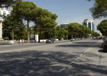 Pranga tek “Dëshmorët e Kombit” / Policë civilë ndalojnë veturën me targa angleze, arrestojnë tre persona