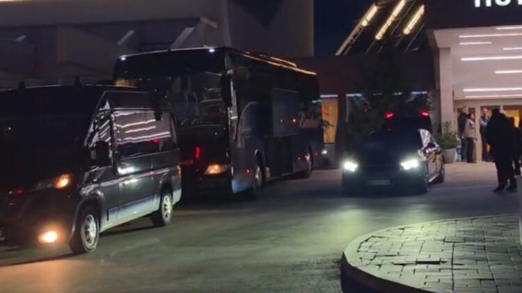 Zbulohet formacioni zyrtar/ Kombëtarja niset për në stadium, autobuzi i rrethuar me polici dhe forcat speciale