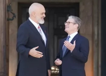 Starmer për çështjen e emigrantëve: Nuk duhet të fyejmë shtetet