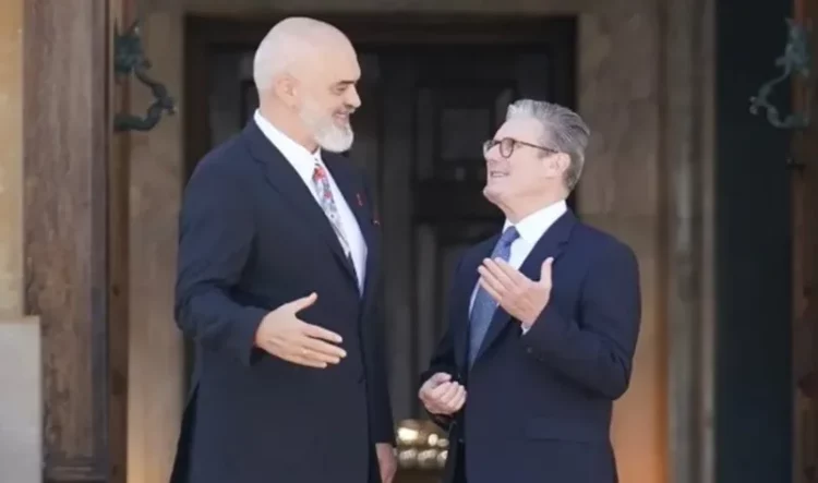 Starmer për çështjen e emigrantëve: Nuk duhet të fyejmë shtetet