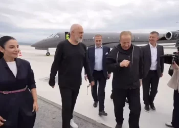 Gjykata pezullon ‘Vlora Airport’, bllokohen aksionet e Pacollit