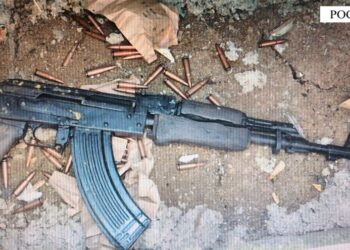 Dy 16-vjeçarë qëlluan me armë në drejtim të një banese, kallashnikovin e fshehën në varreza