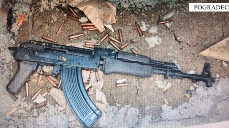 Dy 16-vjeçarë qëlluan me armë në drejtim të një banese, kallashnikovin e fshehën në varreza