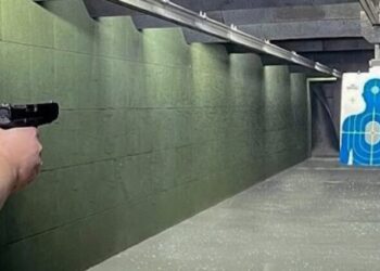 Një person vetëvritet me armë në poligonin pranë stadiumit “Air Albania”