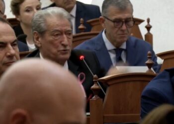 Replikat/ Berisha lexon përgjimet e Taos: Ai (Dumani) nuk e thërret Ulsiun që t’ia zhveshë kostumet, por ua fsheh dosjet