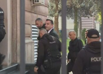 Me pranga në duar, Erion Veliaj mbërrin në Gjykatën Kushtetuese