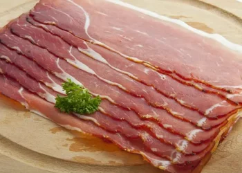 Shkencëtarët: Të ndalohet menjëherë konsumi i proshutës, po shkakton kancer