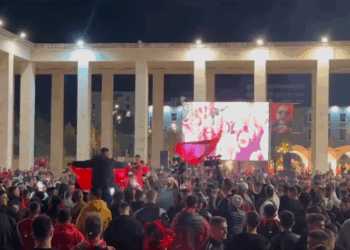 Tifozët kuqezi mbushin sheshin “Italia”, festë me daulle dhe muzikë
