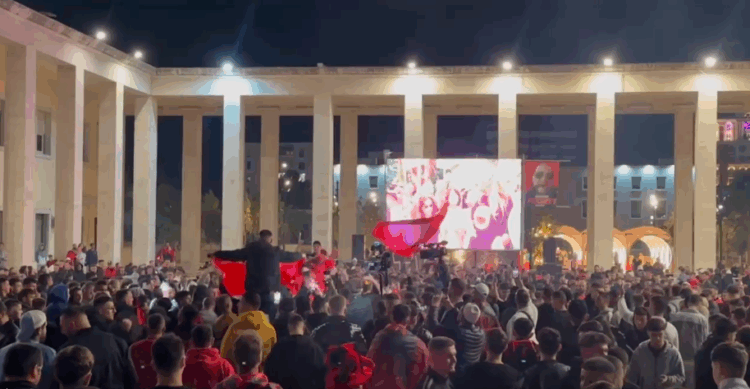 Tifozët kuqezi mbushin sheshin “Italia”, festë me daulle dhe muzikë