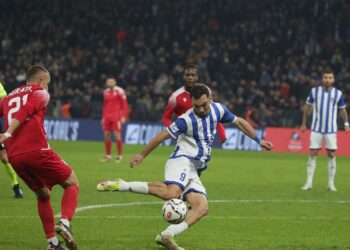 Partizani-Tirana/ Bardheblutë udhëheqin derbin me dy gola