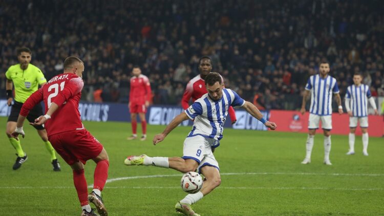 Partizani-Tirana/ Bardheblutë udhëheqin derbin me dy gola