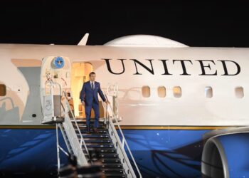 Avioni i Sekretarit Amerikan të Mbrojtjes bën ulje emergjence për shkak se u ça xhami