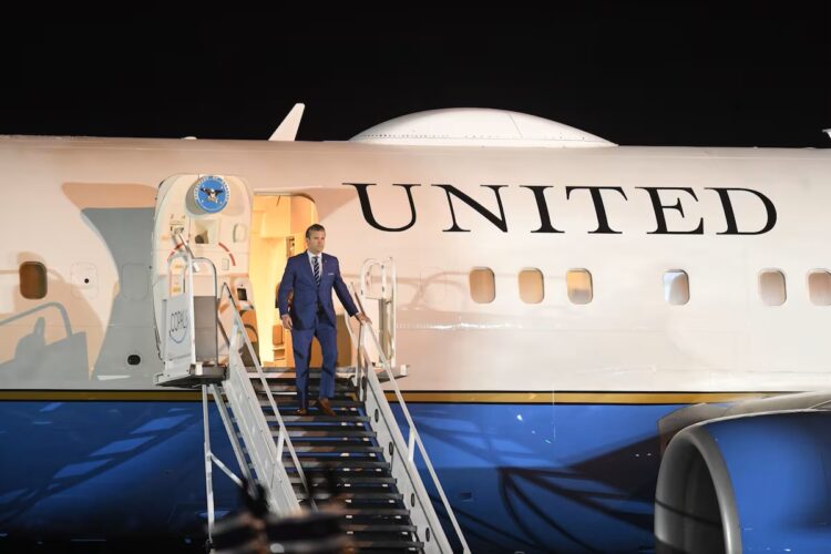 Avioni i Sekretarit Amerikan të Mbrojtjes bën ulje emergjence për shkak se u ça xhami