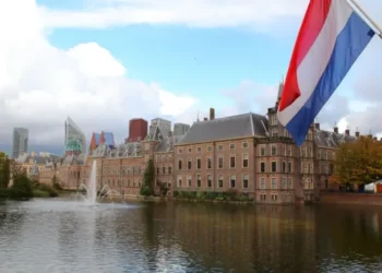 Holanda dyfishon periudhën për marrjen e shtetësisë për migrantët