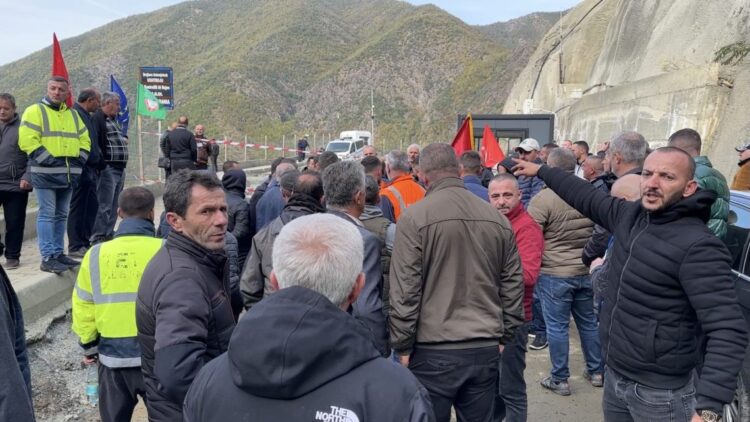 Greva e minatorëve, përplasje me policinë në minierën e Spaçit