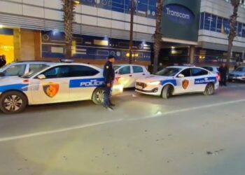 Makina përplas nënë  e bir në shëtitoren “Taulantia” në Durrës