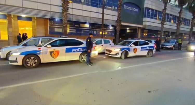 Makina përplas nënë e bir në shëtitoren “Taulantia” në Durrës