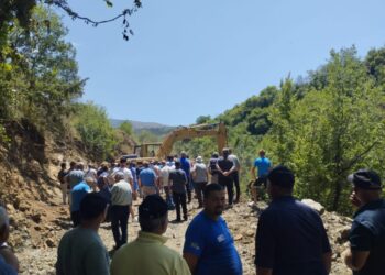 Banorët përplasen me policinë në Klos, nuk lejojnë punimet për HEC-in