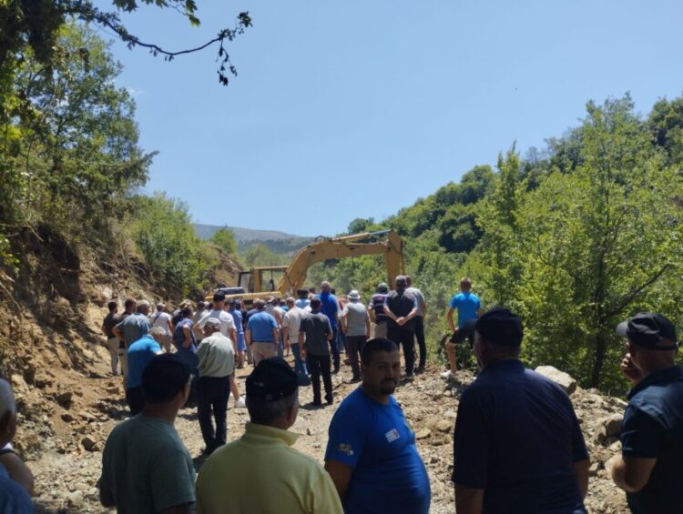 Banorët përplasen me policinë në Klos, nuk lejojnë punimet për HEC-in