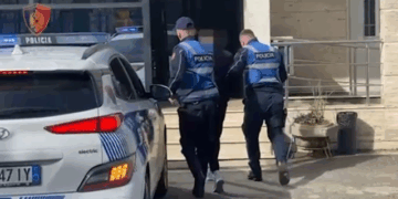 Kapet taksia me drogë në Tiranë, pranga shoferit