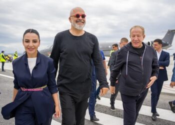 Përplasja për aksionet e aeroportit/ Pacolli ia kalon fajin noteres: Ka bërë deklarime të pavërteta!