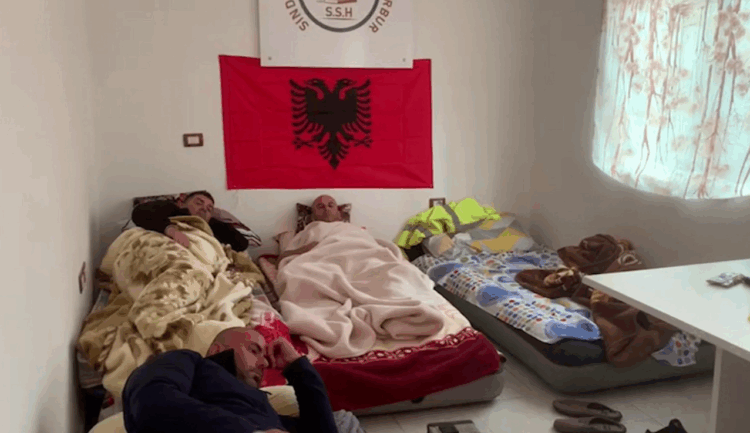 Naftëtarët e “Bankers” në ditën e 3-të të grevës së urisë, nisin problemet shëndetësore