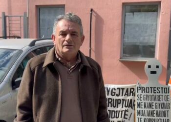 Qytetari nga Bulqiza proteston para SPAK: Më kanë zvarritur çështjen prej 10 vitesh