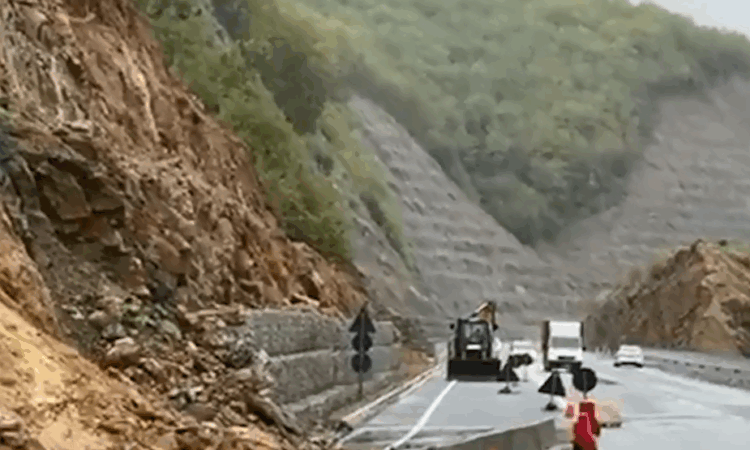 U inaugurua pak ditë më parë, shembet një pjesë e masivit shkëmbor në aksin Qukës-Qafë Plloçë