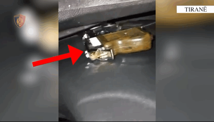 Me armë poshtë sediljes së makinës, arrestohet i riu në Tiranë