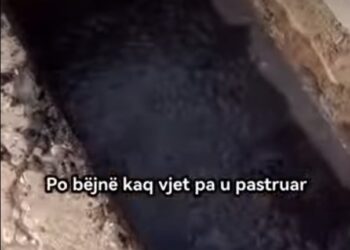 Me lopata në duar, banorët në Fier pastrojnë vetë kanalizimet e bllokuara: Bashkia hesht!