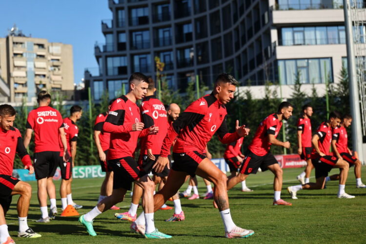 Kombëtarja mbyll përgatitjet për ndeshjen me Serbinë, nesër niset drejt Nishit