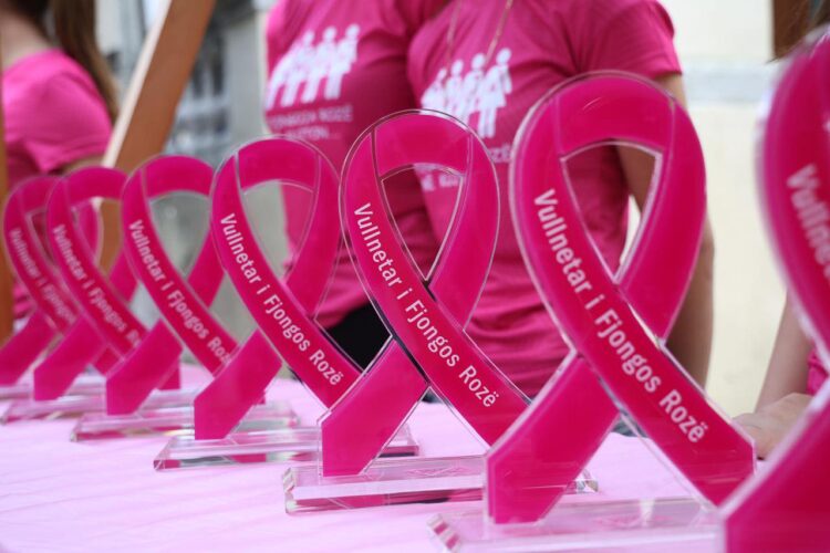 Sistemi shëndetësor katastrofë! Gratë me kancer gjiri përballen me një betejë të dyfishtë