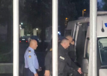 (VIDEO) “Forca kryetar, forca!” dëgjohen mbështetësit teksa Veliaj niset drejt paraburgimit: Ju dua shumë!