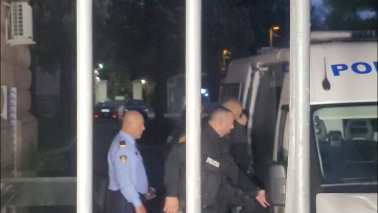 (VIDEO) “Forca kryetar, forca!” dëgjohen mbështetësit teksa Veliaj niset drejt paraburgimit: Ju dua shumë!