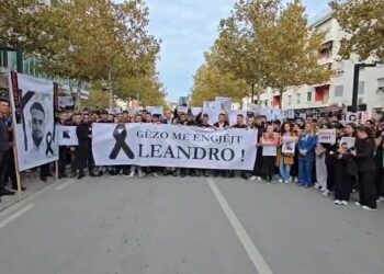 Qindra qytetarë marshojnë në rrugët e Vlorës për 17-vjeçarin që u vra në aksident