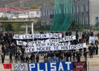 “Në Leskovc, në tokën e Shqipërisë…”/ Plisat me parull gjigante për ndeshjen e Kombëtares me Serbinë
