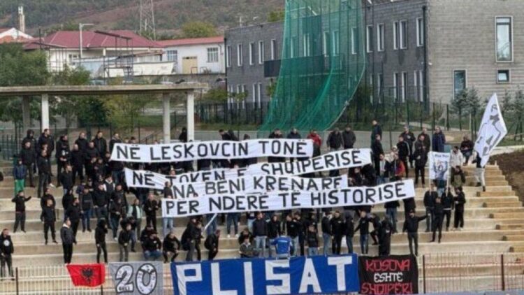 “Në Leskovc, në tokën e Shqipërisë…”/ Plisat me parull gjigante për ndeshjen e Kombëtares me Serbinë