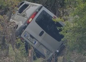 Aksident i rëndë në aksin Berat-Lushnje, furgoni me turistë në kanal, 4 të plagosur