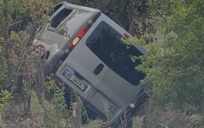 Aksident i rëndë në aksin Berat-Lushnje, furgoni me turistë në kanal, 4 të plagosur